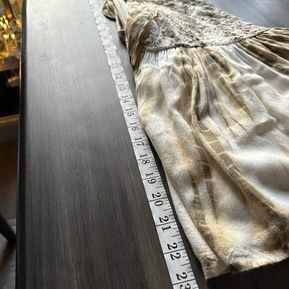 Tiare Hawaii Fluttery Cold Shoulder Ruffle Sleeves Top Size Medium Green/Cream - Picture 8 of 8